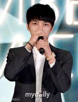 组图：JYJ全员现身 金俊秀红发吸睛搞笑不断