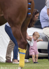 组图：威廉王子参加马球比赛 凯特带小王子助威