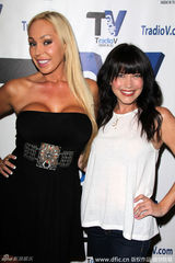 组图：玛利亚-凯利爆乳抹胸裙秀圆润双峰