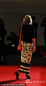 组图：《断开》首映 超模莉丽水墨短裙显个性