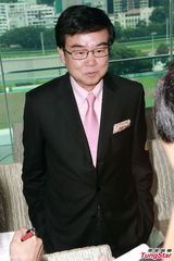 组图：黄百鸣代言不计酬金 贺岁片开始筹拍