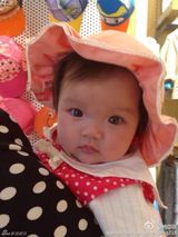 组图：杨臣刚自曝当爸 六个月女儿漂亮不随爹