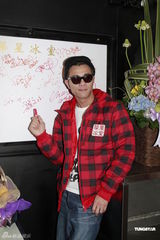 组图：陈奕迅助阵餐厅开幕自曝化身快递讨好老婆