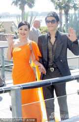 幻灯：范冰冰挤雪乳扮希腊女神 专人撑伞显大牌