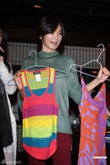 组图：阿雅卖旧衣做公益 自曝远距离恋爱进行时