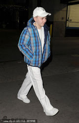 组图：麦当娜带三名子女出行 24岁小男友躲镜头