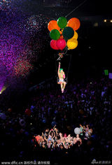 组图：水果姐开唱变身粉红豹 巡演打造梦幻之境