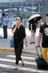 组图：高圆圆婚后现身上海 一身黑衣露成熟韵味