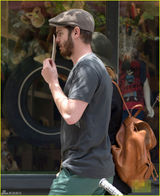 组图：艾玛斯通和加菲尔德举纸牌不愿被拍