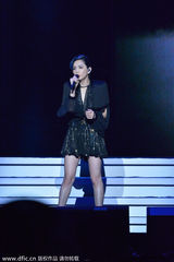 组图：SHE大雨中开演唱会 Ella与Hebe玩女女吻