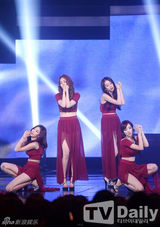 组图：韩团Kara四人舞台 露脐装甜美性感