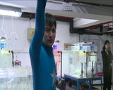 组图：贾乃亮为博女儿一笑 表演潜水险晕倒