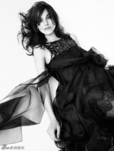 组图：凯拉-奈特莉湿发半裸登封面 冷艳性感