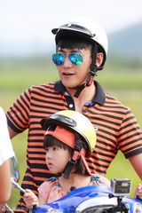 组图：爸爸2体验台湾风情 老爸萌娃变机车少年