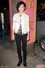 组图：佘诗曼剧组探班　黑白色系搭配酷劲十足