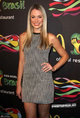 组图：卡特里娜宝登现身世界杯活动 短裙秀长腿