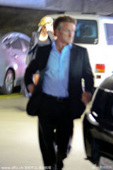 组图：塞隆黑衣平底鞋就医疑怀孕 西恩潘当爹？