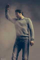 组图：“汉尼拔”米科尔森曝写真 气质神秘迷人