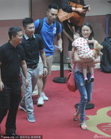 组图：李小鹏一家现身机场 奥莉趴爸妈肩头酣睡