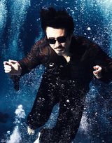 组图：吴秀波曝封面大片 正装潜水大玩湿身诱惑