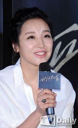 组图：韩星柳泰俊着白衬衫帅气亮相试映会