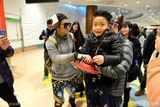 组图：《爸爸2》星爸萌娃抵新西兰 妈妈团随行