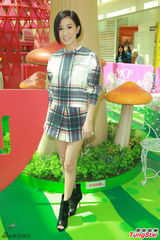 组图：佘诗曼掌勺大展厨艺 小男生献红心表爱意