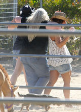 组图：MJ爱女帕丽斯与生母同游 热裤秀美腿