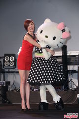 组图：陈珊妮见Kitty忘情卖萌