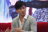 组图：吴奇隆刘诗诗情侣档做客聊《犀利仁师》