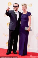 组图：《德里克》瑞奇-热维斯超酷墨镜红毯受访