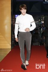 组图：众星试映拼时尚 朴敏英白衣显清纯