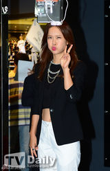 组图：韩团EXO-K出席活动 黑色正装似王子