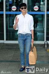 组图：韩星朴瑞俊穿白衬衣牛仔裤变森男