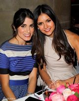 组图：“吸血鬼”伊恩与《暮光》妮基恋情曝光