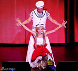 组图：幸田来未开唱扮性感水手 开腿钻跨样样来