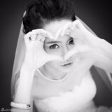 组图：戚薇李承铉婚照曝光 搞怪神情恩爱秀婚戒