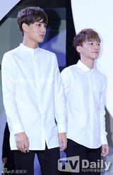 组图：EXO黑白酷装亮相 灿烈搞怪表情多