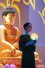 组图：影帝天后首同台 梁朝伟王菲合唱《心经》