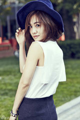 组图：刘云(刘芸)自由随性街拍 露率真女人味儿