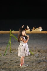 老爸萌娃海边嗨歌 吴镇宇搞笑合唱献吻众人