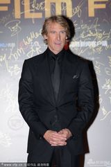 组图：《变4》导演迈克尔-贝西装笔挺 帅气亮相