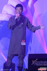 组图：许志安狂做运动引胃痛 笑言郑秀文不知情