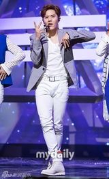 组图：《MCD》众星献唱 EXO11人献双曲舞台