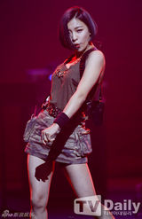 组图：韩团f(x)热舞献唱 雪莉不慎露底