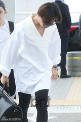 组图：BIGBANG成员GD（权志龙）车祸后首现身 墨镜中分显憔悴