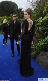 组图：皮特朱莉情侣装恩爱亮相 牵手深情对望