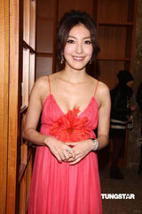 组图：梁咏琪黑超出席亚太影展 杨谨华低胸抢镜