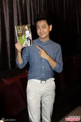 组图：林志颖签售气氛温馨 粉丝齐唱“老歌”