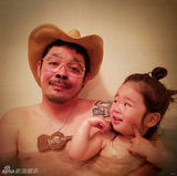 组图：日本父女逗比泡澡照走红 蠢萌犯二又有爱